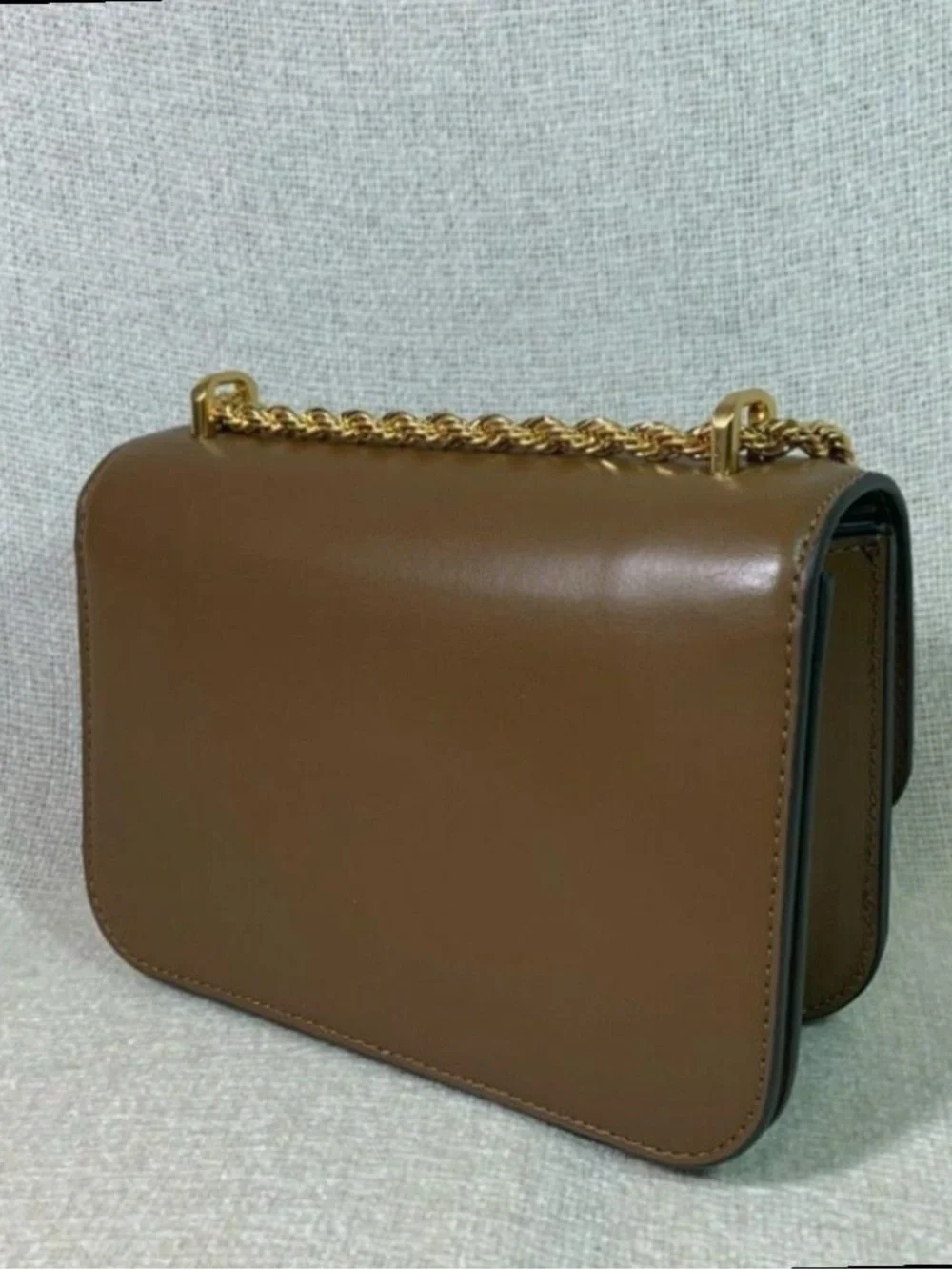 Tory Burch Eleanor Bag, Classic Tan Color & Stylish Gold Chain Strap - Picture 7 of 8